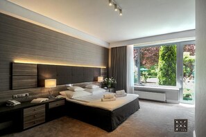 Premium bedding, individually decorated, desk, laptop workspace - Villa Eva (Gdansk)