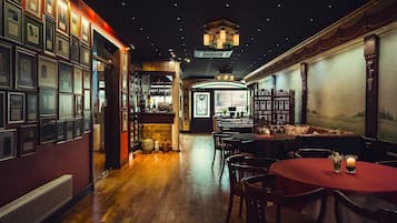 供应早餐、午餐和晚餐,国际美食