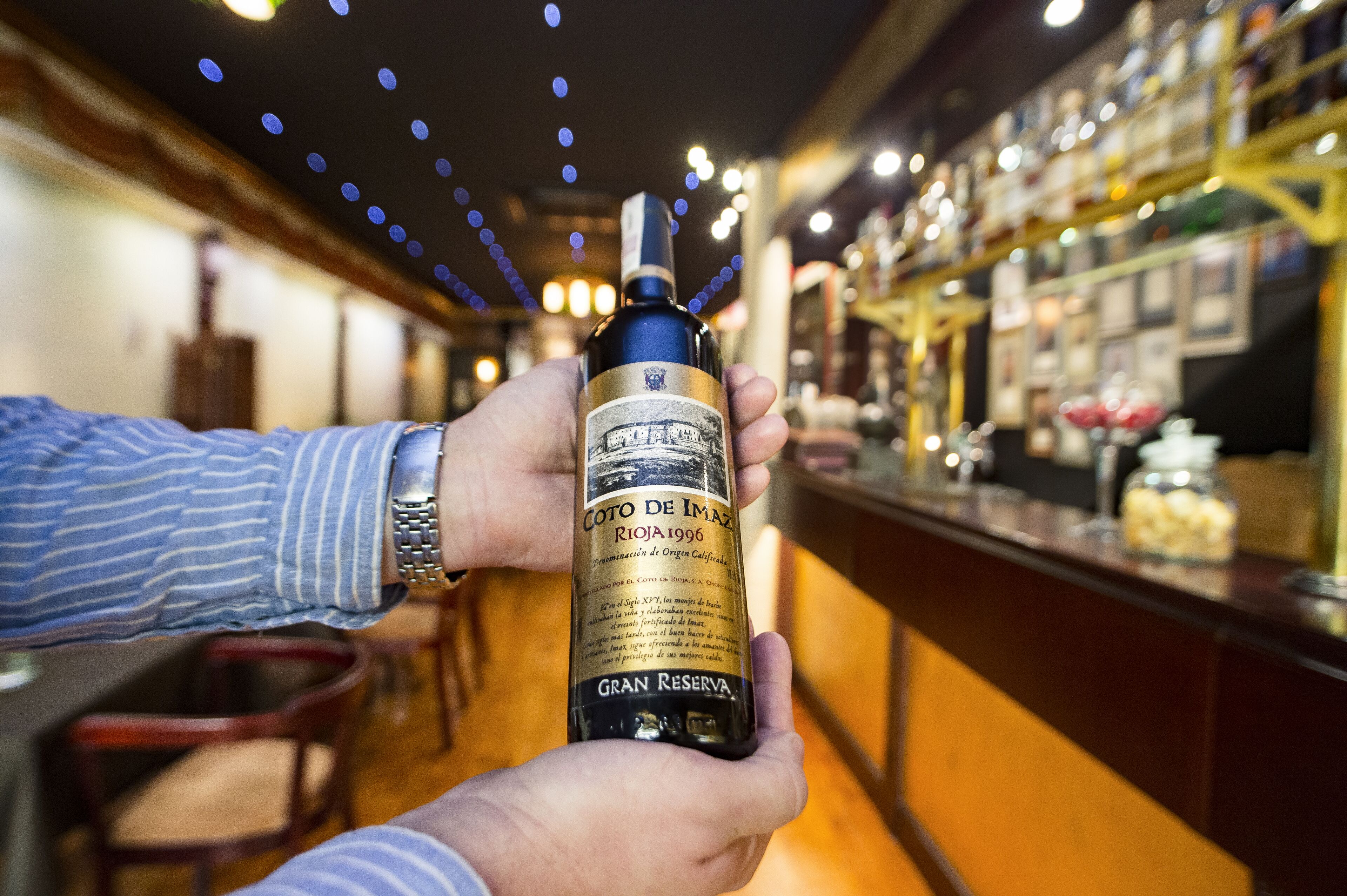 breakfast, lunch, dinner served; international cuisine