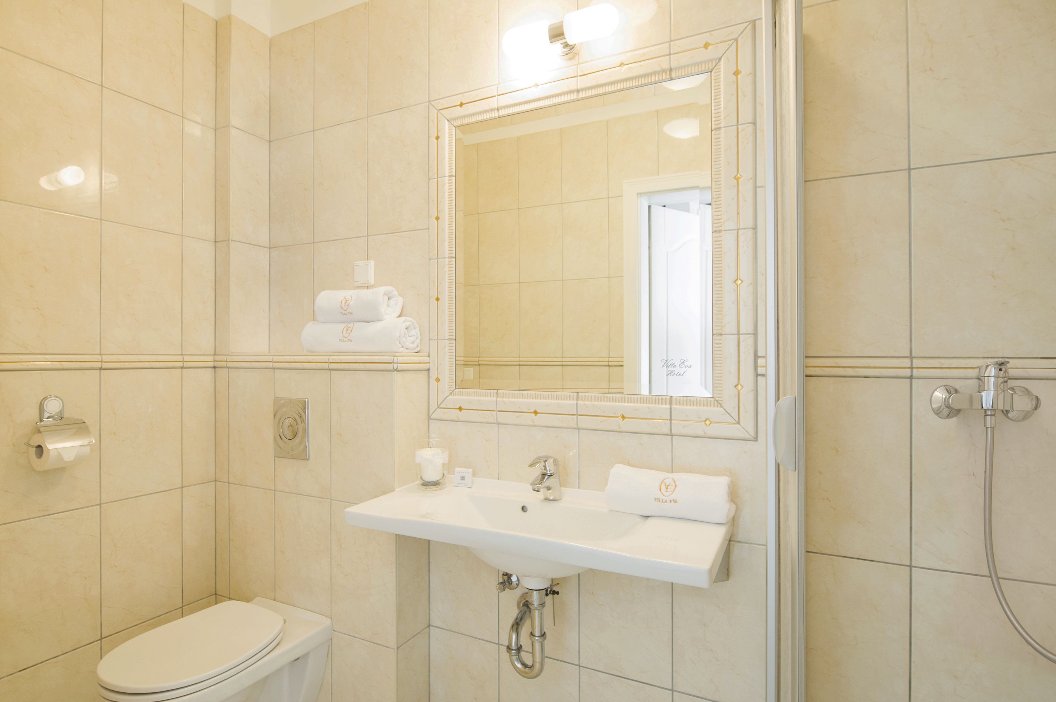 shower, free toiletries, hair dryer, towels