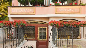 A building with a sign reading "RESTAURACJA" and "WINIARNIA". - Villa Eva (Gdansk)