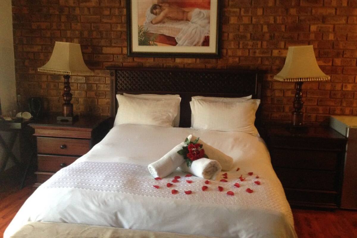 Honeymoon Suite, Garden View | Minibar, iron/ironing board, free WiFi