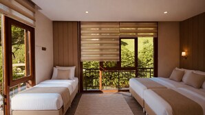 A bedroom with two beds, a large window, and a balcony. - Ayder Hanedan Hotel (Ardesen)
