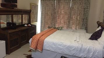 Executive kamer, uitzicht op tuin | Een bureau, extra bedden, gratis wifi