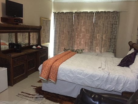 Executive Room, Garden View | Desk, rollaway beds, free WiFi