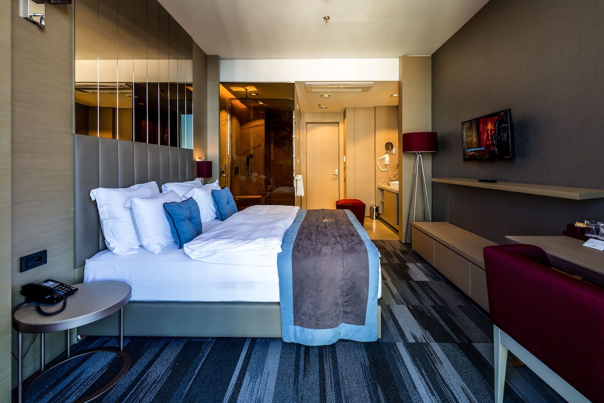 standard double room, 1 double bed | minibar, in-room safe, desk, laptop workspace