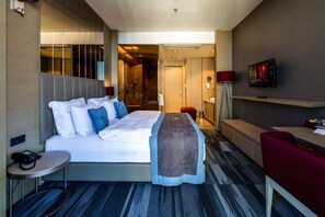 Minibar, in-room safe, desk, laptop workspace - Vista Hotel (Mezitli)
