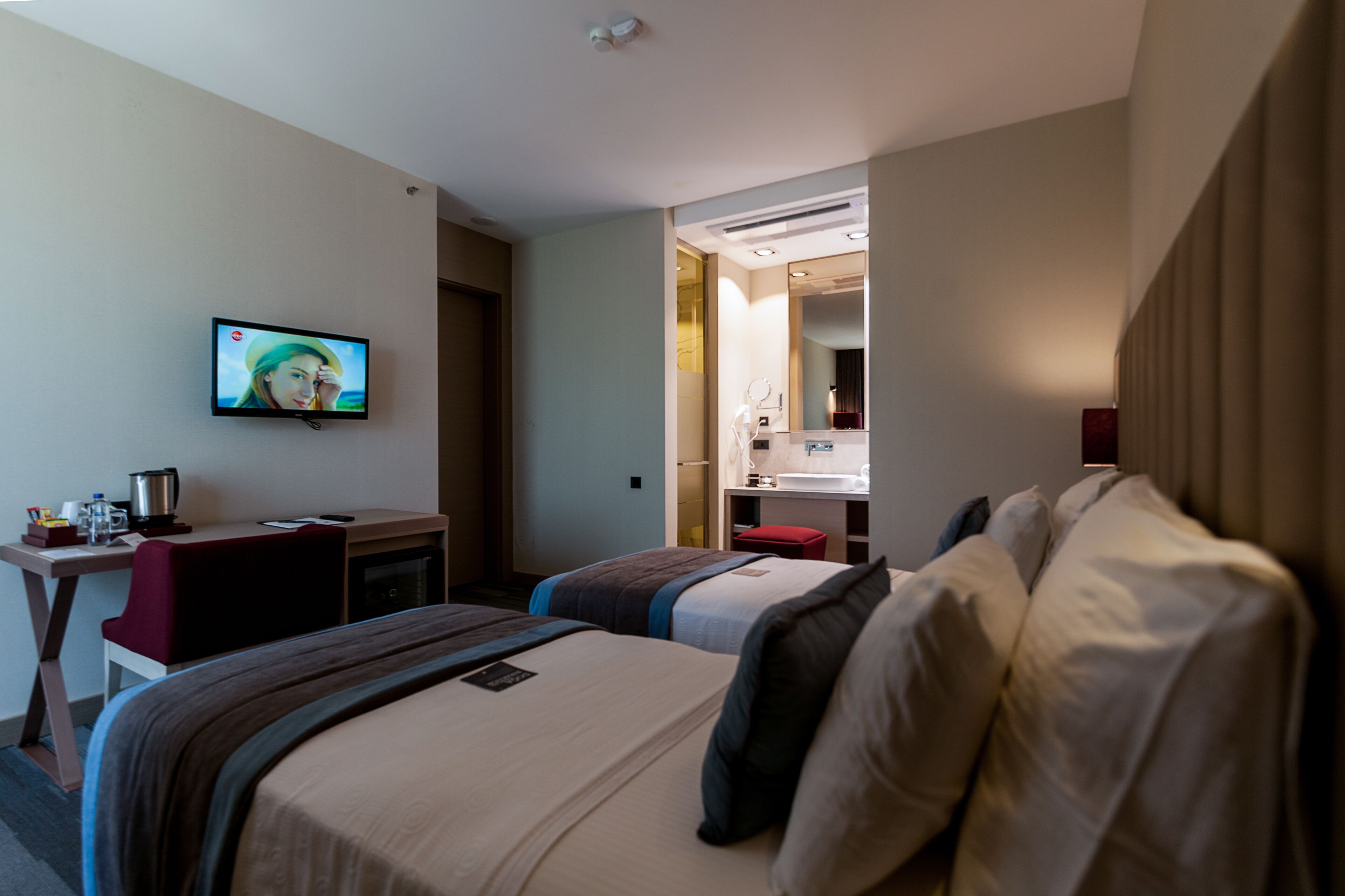 standard twin room, 2 single beds, non smoking, partial sea view | minibar, in-room safe, desk, laptop workspace