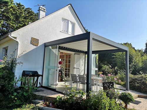 House near sea with large enclosed garden