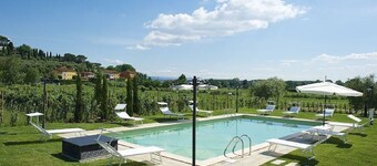 Villa med pool, 13 personer, Lucca 10 km
