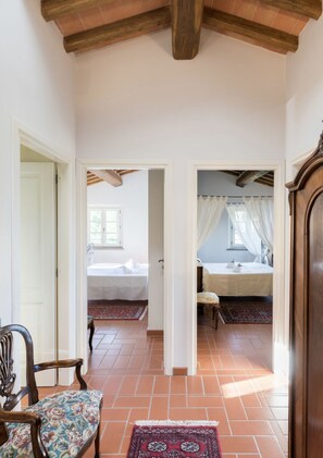 6 bedrooms, iron/ironing board, travel cot, free WiFi - Luxury Tuscany Villa with Private Pool, 13 Sleeps. Lucca 10 km. (San Ginese Di Compito Lucca)