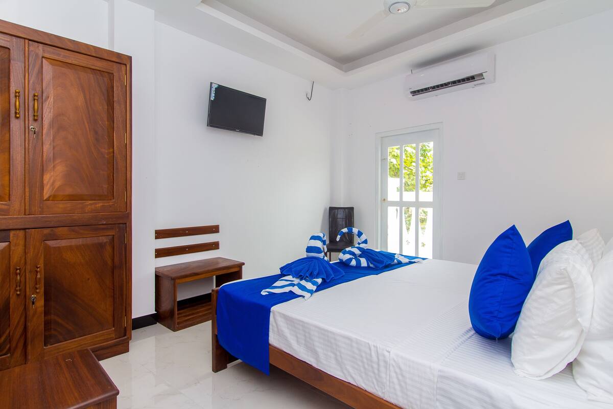 Quarto triplo luxo, 1 quarto, sacada, vista para a lagoa | Individualmente mobiliados, escrivaninha, Wi-Fi de cortesia