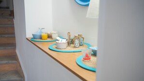 A breakfast bar with various food items and condiments. - Tra i Monti (Tramonti)