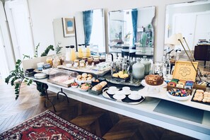 Tägliches inbegriffenes Frühstücksbuffet