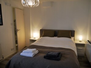 3 bedrooms, in-room safe, iron/ironing board, travel crib