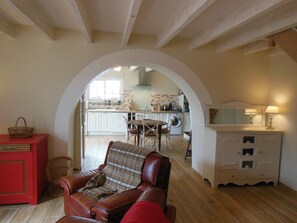 Télévision, lecteur de DVD, baby-foot, table de tennis de table