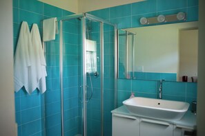 Dusche, Haartrockner, Bidet, Handtücher