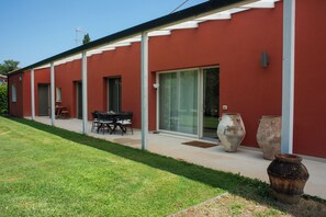 Outdoor dining - BRIGHT AND REFINED VILLA WITH POOL IMMERSED IN THE GREEN OF THE HILLS OF LUCCA (LUCCA)