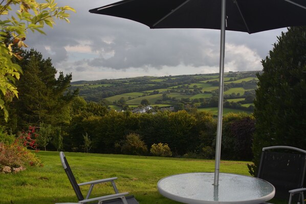 Outdoor dining - Walkers Retreat with excellent views, large garden and free WiFi (Holne)
