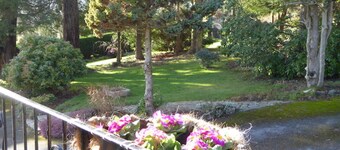 Walkers Retreat with excellent views, large garden and free WiFi