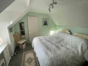 1 Schlafzimmer, Schreibtisch, Bügeleisen/Bügelbrett, Reisekinderbett
