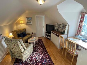 Una televisión, un reproductor de DVD, libros, una videoteca