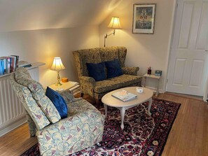 Una televisión, un reproductor de DVD, libros, una videoteca