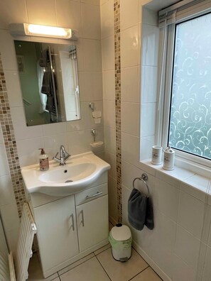 Dusche, Haartrockner, Bademäntel, Handtücher