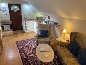 Télévision, lecteur de DVD, livres, vidéothèque