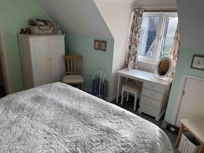 1 bedroom, desk, iron/ironing board, travel cot - Walkers Retreat with excellent views, large garden and free WiFi (Holne)