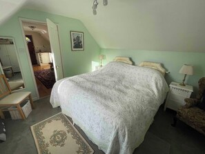 1 dormitorio, escritorio, tabla de planchar con plancha y cuna de viaje