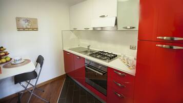 Kühlschrank, Ofen, Herdplatte, Wasserkocher mit Kaffee-/Teezubehör