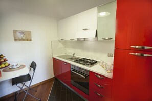 Réfrigérateur, four, plaque de cuisson, cafetiÚre/bouilloire