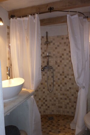 Shower, hair dryer, towels, toilet paper - Charming, luxurious country gîte in exceptional surroundings  (Mazan)