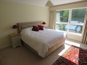 4 bedrooms, desk, iron/ironing board, free WiFi