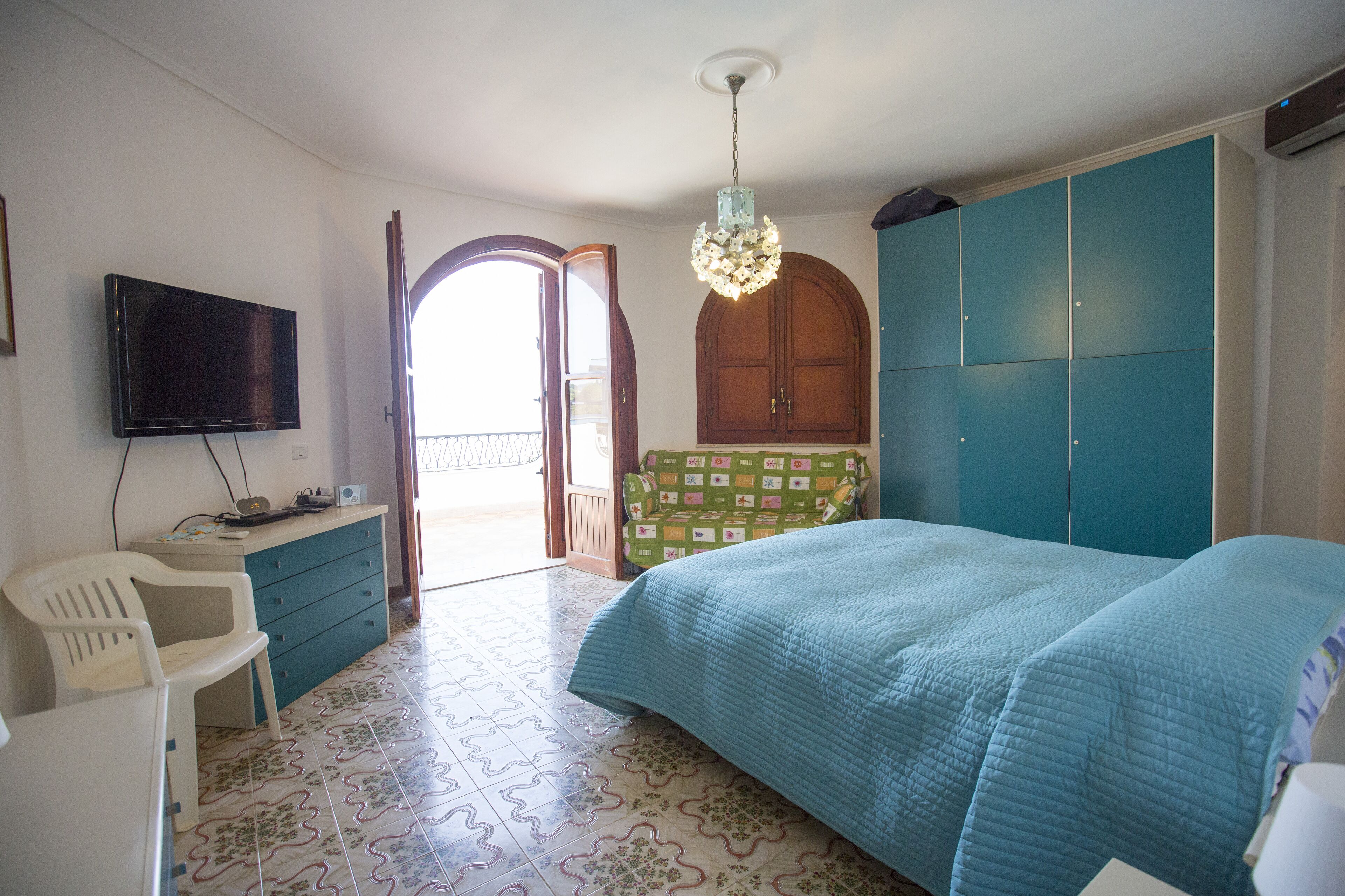 6 bedrooms, iron/ironing board, WiFi, bed sheets