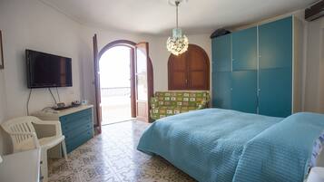 6 bedrooms, iron/ironing board, WiFi, bed sheets