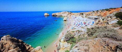 Playa en los alrededores y toallas de playa 