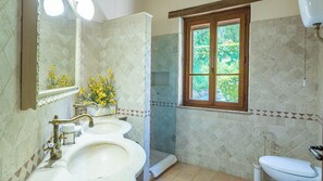 Badekar, hårtørrer, bidet, håndklæder