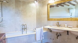 Tina, secadora de cabello, bidet, toallas 
