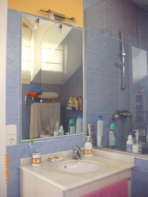 Een douche, een haardroger, handdoeken, zeep