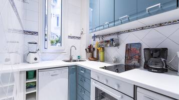 Een koelkast, een microgolfoven, een oven, een kookplaat