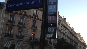 Señal de parada de autobús con números de ruta y señal de calle para 'Châteaudun - Lamartine'.