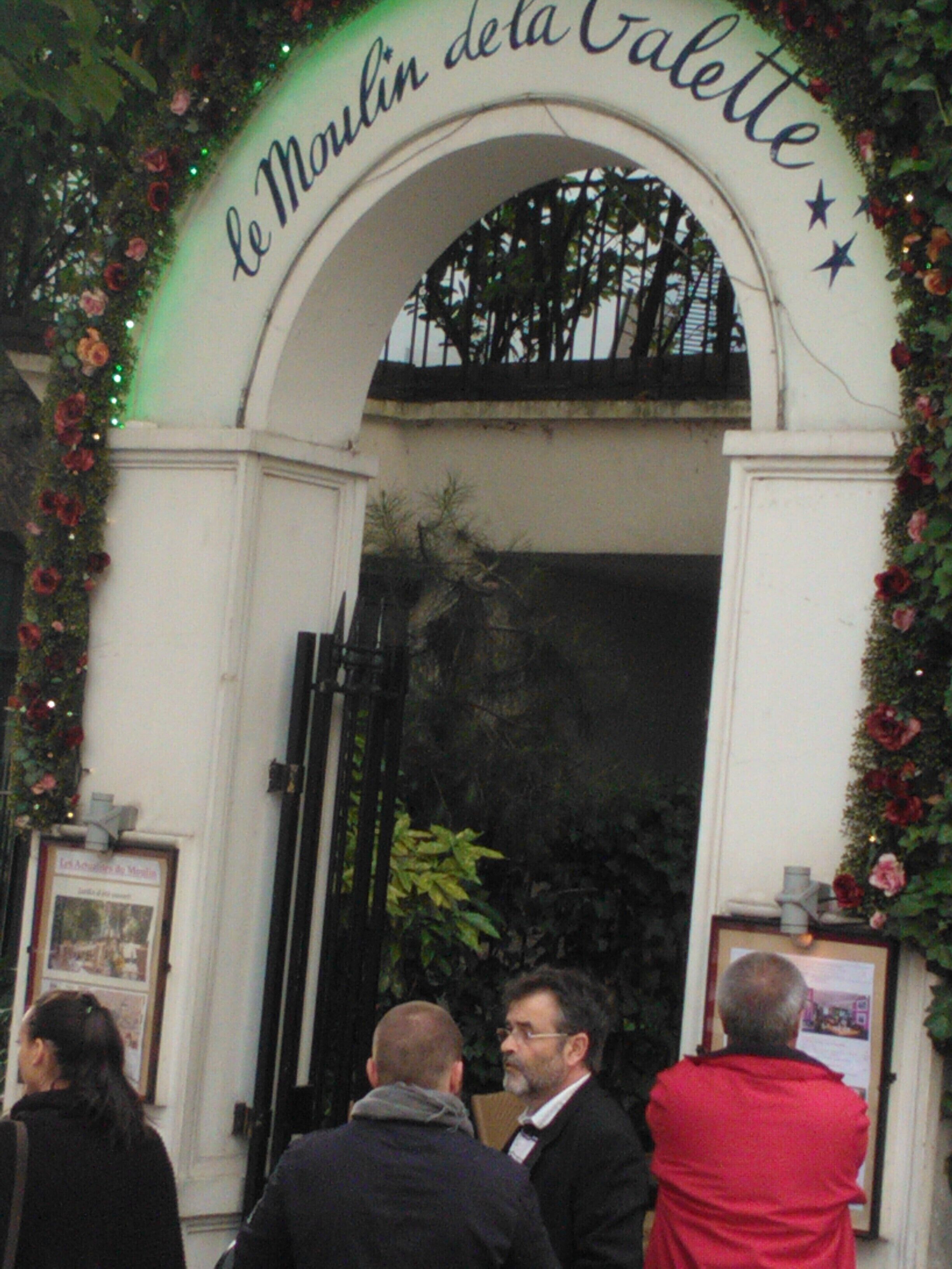 Uma entrada com arco com a inscrição 