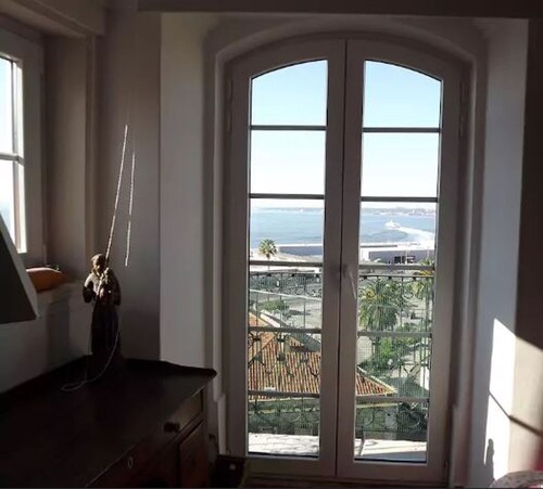 Amazing top floor apartment - River Views - Free Wifi