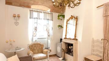 Fernseher, Kamin, DVD-Player, Bücher