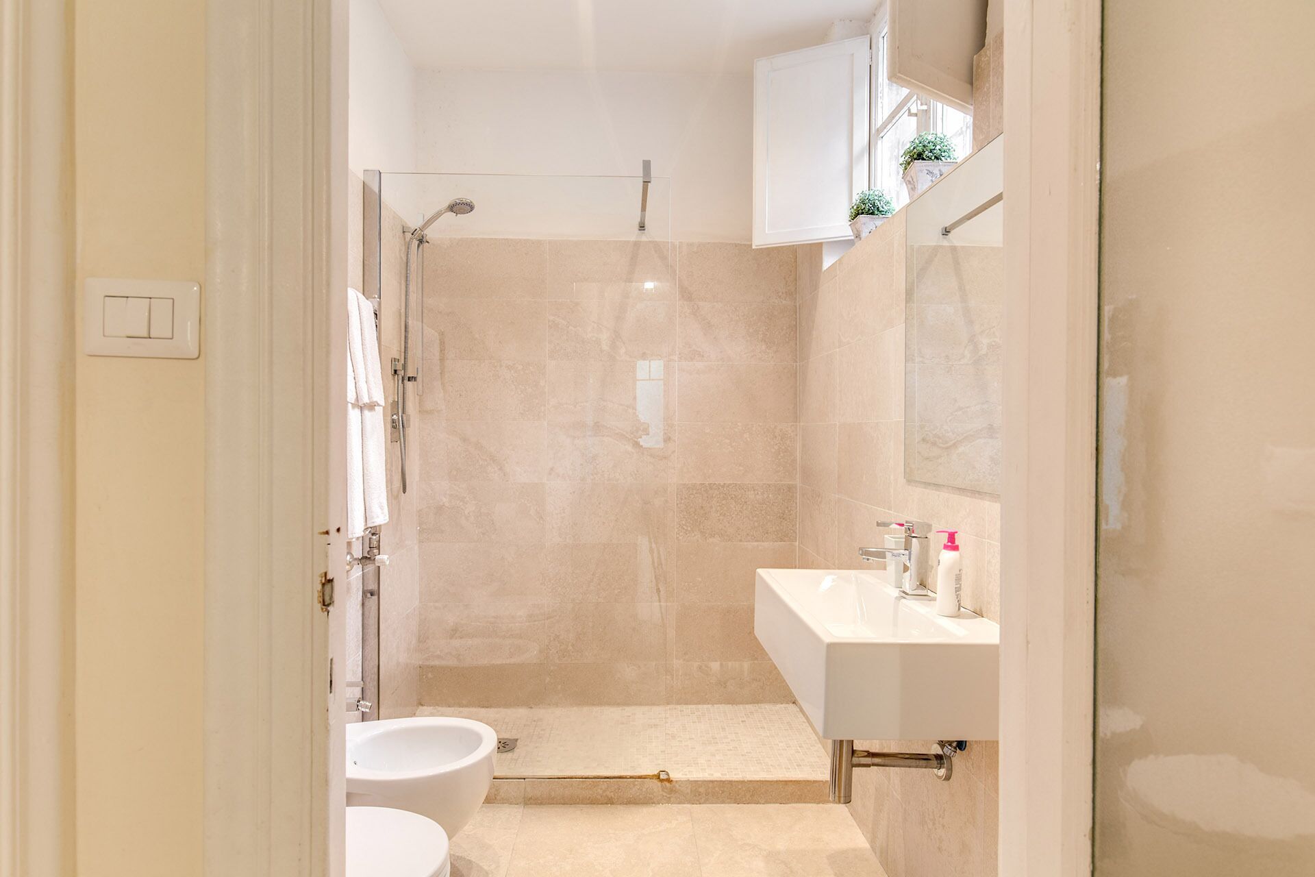 Combined shower/bathtub, hair dryer, bidet, towels