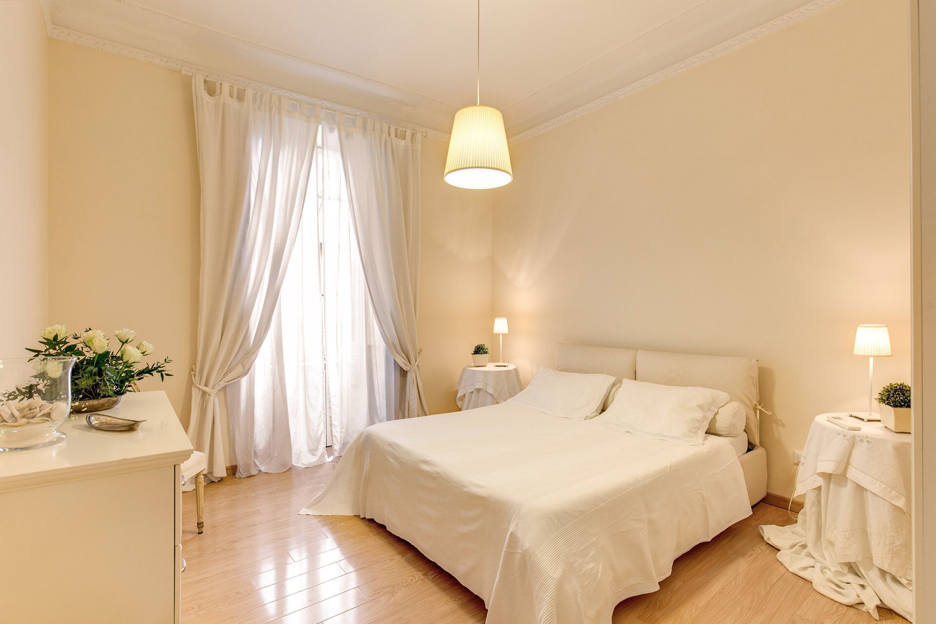 2 bedrooms, desk, WiFi, bed sheets