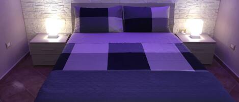 1 habitación, tabla de planchar con plancha y cuna de viaje