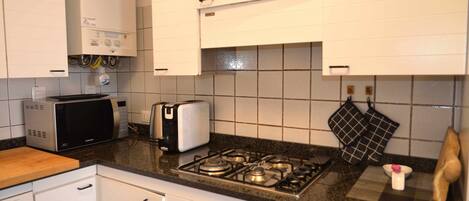 Mikroaaltouuni, uuni, astianpesukone, leivänpaahdin